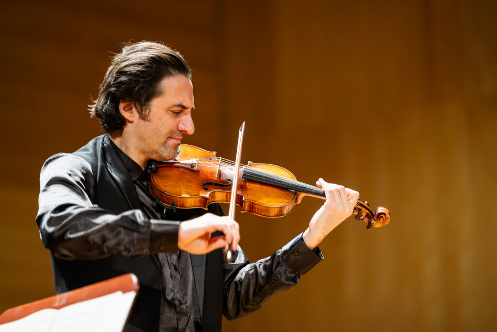 Philippe Quint (skrzypce) w czasie koncertu symfonicznego