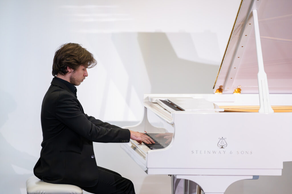 Maksymilian Steczek - fortepian, w czasie koncertu kameralnego
