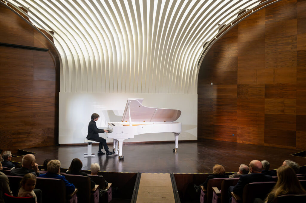 Maksymilian Steczek - fortepian, w czasie koncertu kameralnego