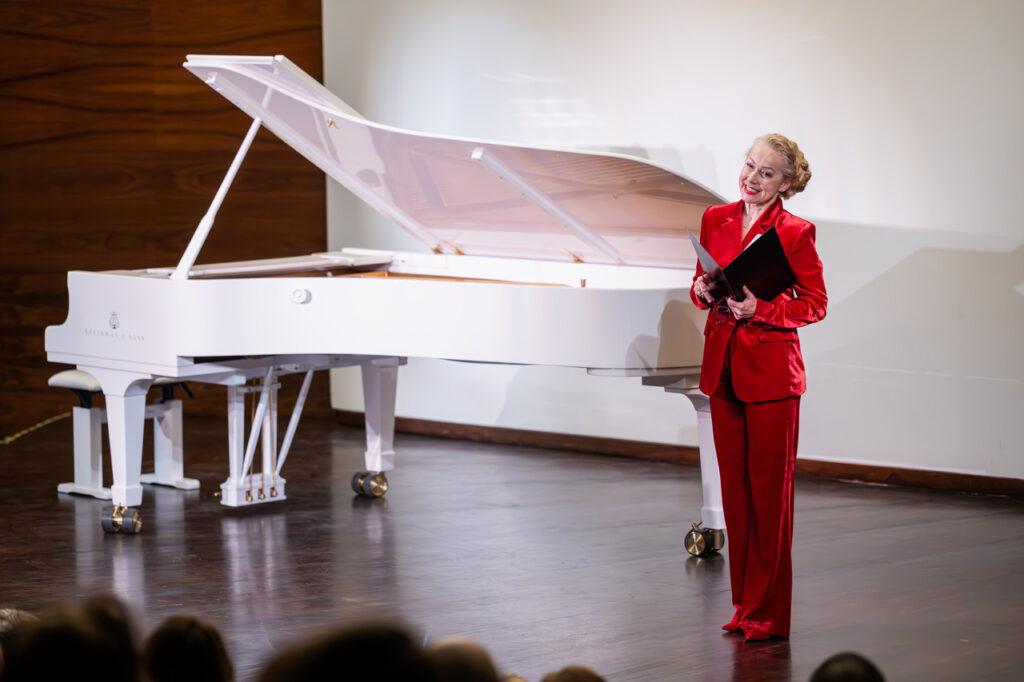 Mariola Łabno - Flaumenhaft (konferansjer), w czasie koncertu kameralnego