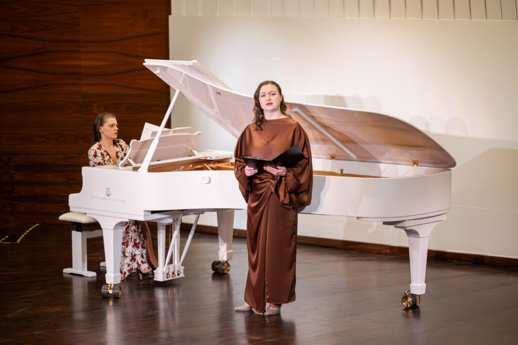 MARIANA POLTORAK (sopran) i DOMINIKA PESZKO (fortepian) w czasie koncertu kameralnego