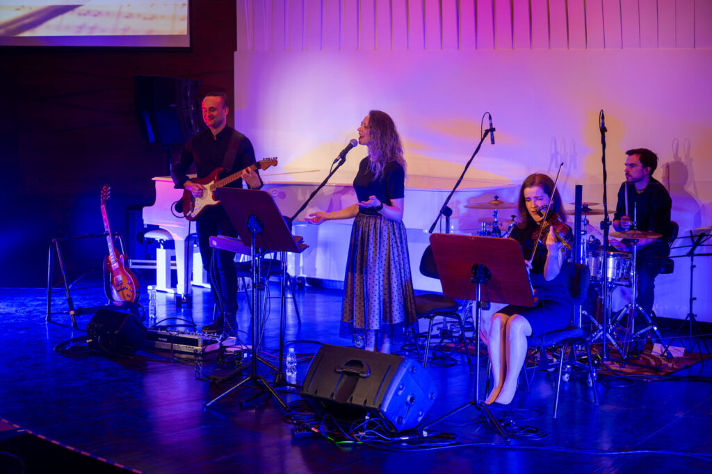 Wiesława Stefanik i zespół, w czasie koncertu dla dzieci podczas ferii zimowych