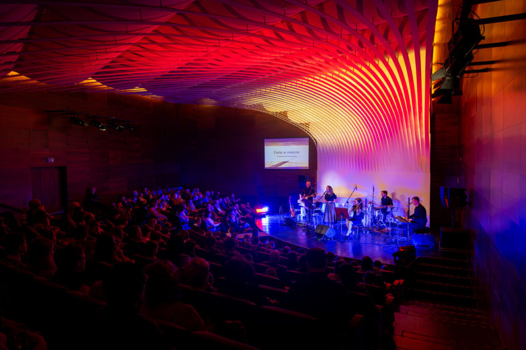 Wiesława Stefanik i zespół, w czasie koncertu dla dzieci podczas ferii zimowych