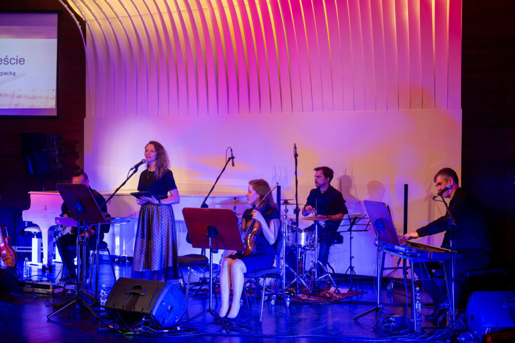 Wiesława Stefanik i zespół, w czasie koncertu dla dzieci podczas ferii zimowych