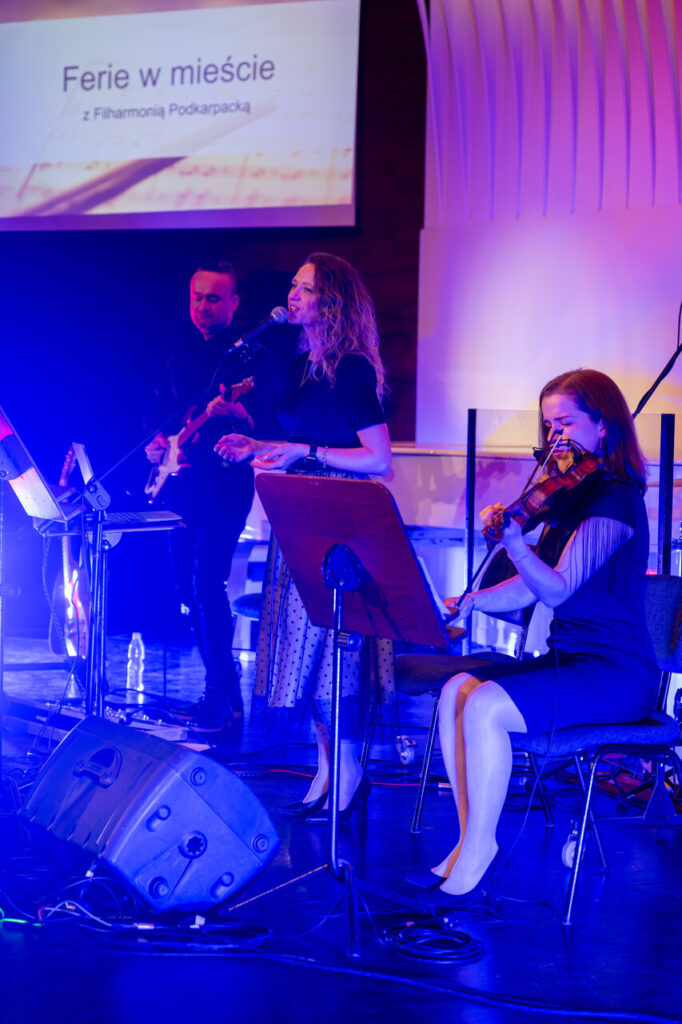 Wiesława Stefanik i zespół, w czasie koncertu dla dzieci podczas ferii zimowych