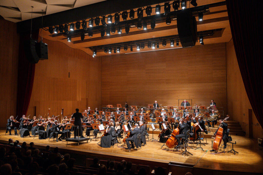 Orkiestra Symfoniczna Filharmonii Podkarpackiej pod batutą Evandro Matte, w czasie koncertu z muzyką południowoamerykańską