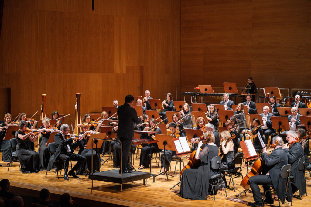 Orkiestra Symfoniczna Filharmonii Podkarpackiej pod batutą Evandro Matte, w czasie koncertu z muzyką południowoamerykańską