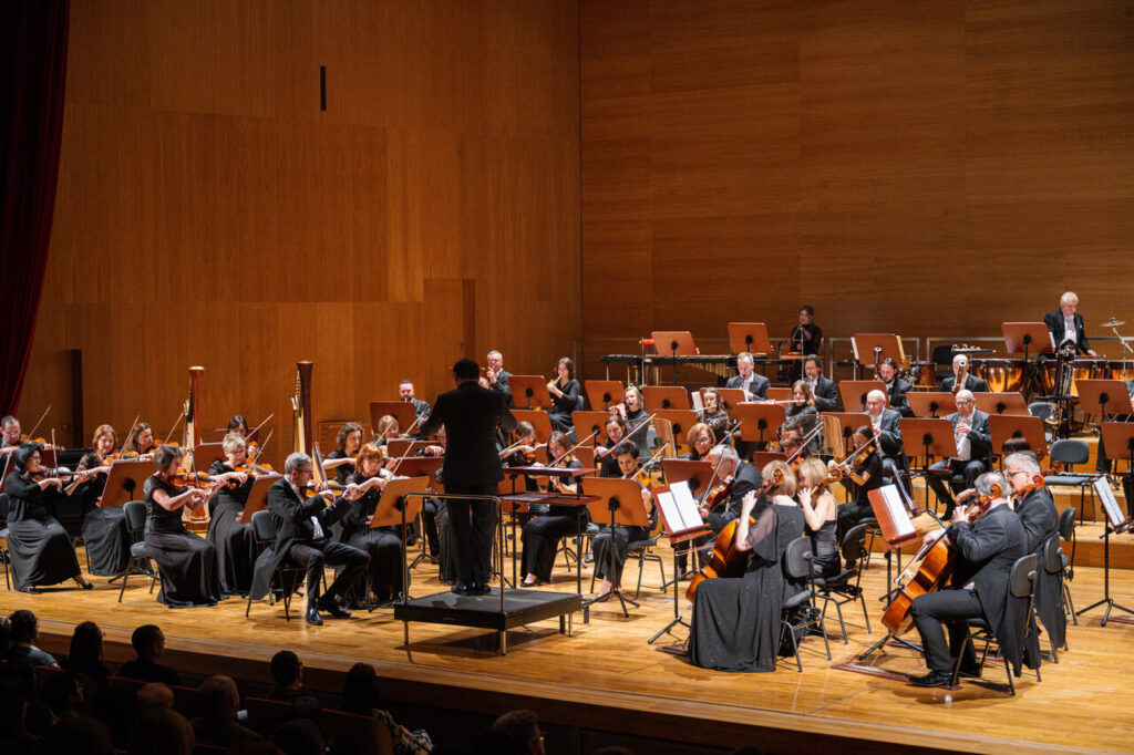 Orkiestra Symfoniczna Filharmonii Podkarpackiej pod batutą Evandro Matte, w czasie koncertu z muzyką południowoamerykańską