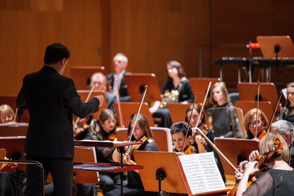 Orkiestra Symfoniczna Filharmonii Podkarpackiej pod batutą Evandro Matte, w czasie koncertu z muzyką południowoamerykańską