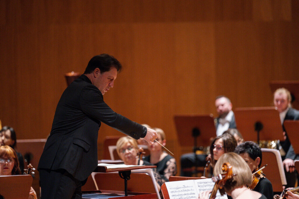 Orkiestra Symfoniczna Filharmonii Podkarpackiej pod batutą Evandro Matte, w czasie koncertu z muzyką południowoamerykańską