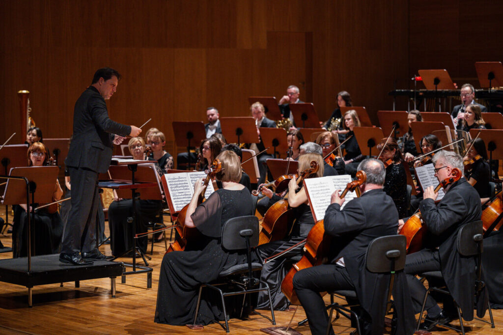 Orkiestra Symfoniczna Filharmonii Podkarpackiej pod batutą Evandro Matte, w czasie koncertu z muzyką południowoamerykańską