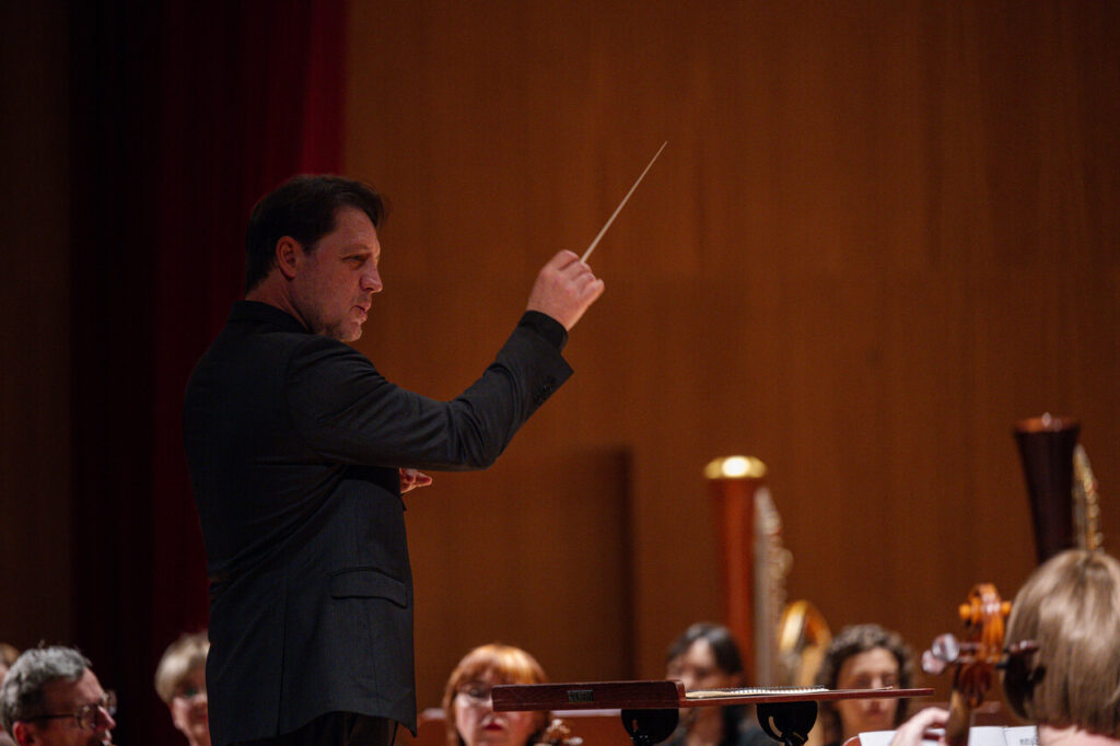 Orkiestra Symfoniczna Filharmonii Podkarpackiej pod batutą Evandro Matte, w czasie koncertu z muzyką południowoamerykańską