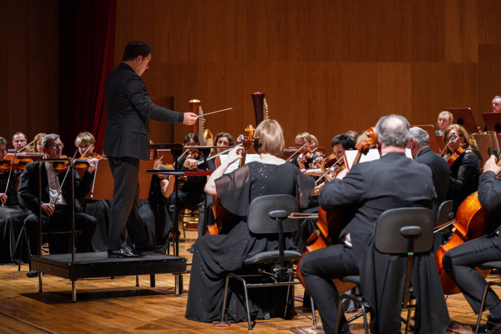 Orkiestra Symfoniczna Filharmonii Podkarpackiej pod batutą Evandro Matte, w czasie koncertu z muzyką południowoamerykańską