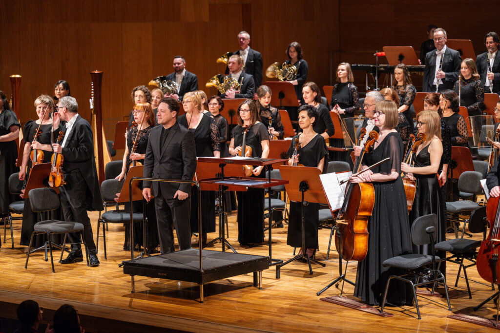 Orkiestra Symfoniczna Filharmonii Podkarpackiej pod batutą Evandro Matte, w czasie koncertu z muzyką południowoamerykańską