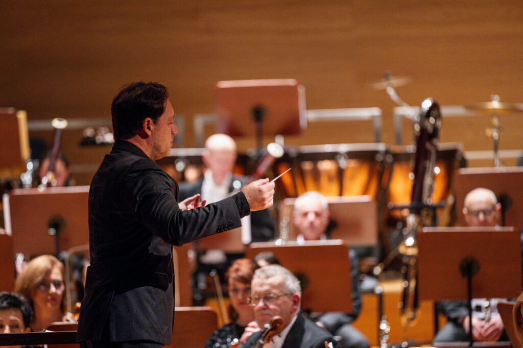 Orkiestra Symfoniczna Filharmonii Podkarpackiej pod batutą Evandro Matte, w czasie koncertu z muzyką południowoamerykańską
