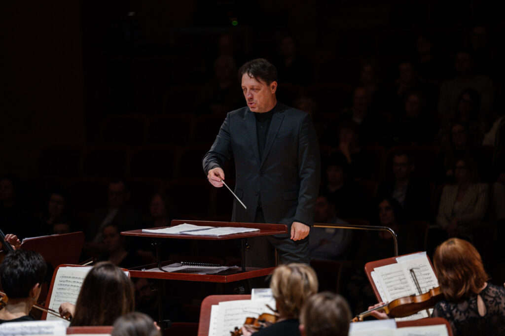 Orkiestra Symfoniczna Filharmonii Podkarpackiej pod batutą Evandro Matte, w czasie koncertu z muzyką południowoamerykańską