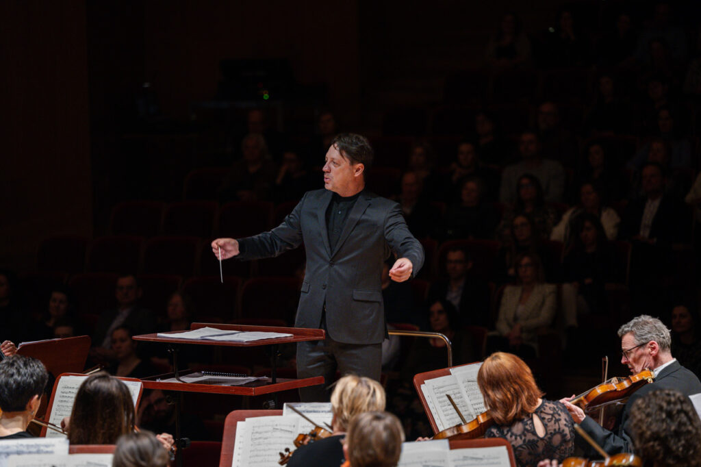 Orkiestra Symfoniczna Filharmonii Podkarpackiej pod batutą Evandro Matte, w czasie koncertu z muzyką południowoamerykańską