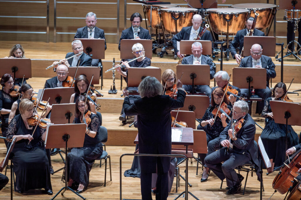 Orkiestra Symfoniczna Filharmonii Podkarpackiej pod batutą Marka Pijarowskiego, w czasie koncertu symfonicznego