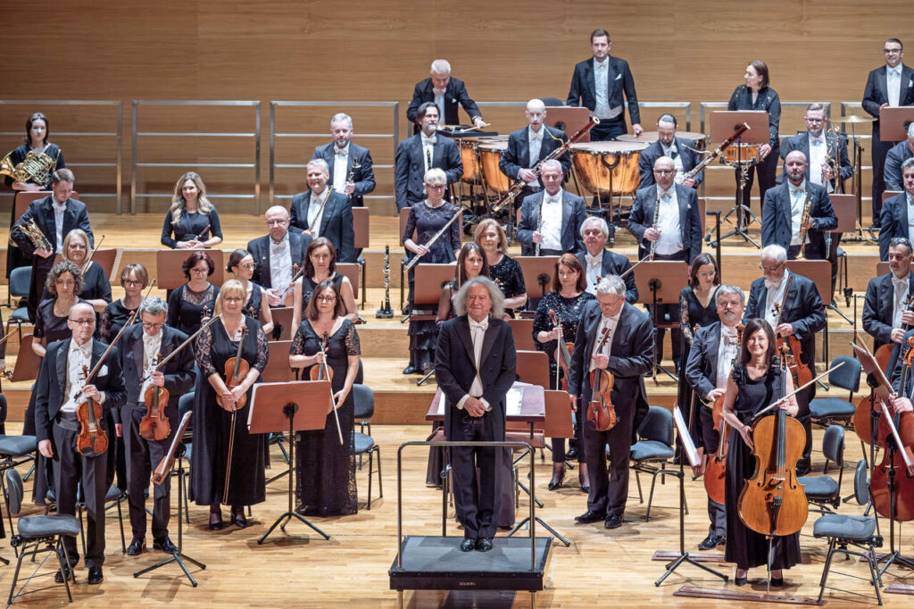 Orkiestra Symfoniczna Filharmonii Podkarpackiej pod batutą Marka Pijarowskiego, w czasie koncertu symfonicznego