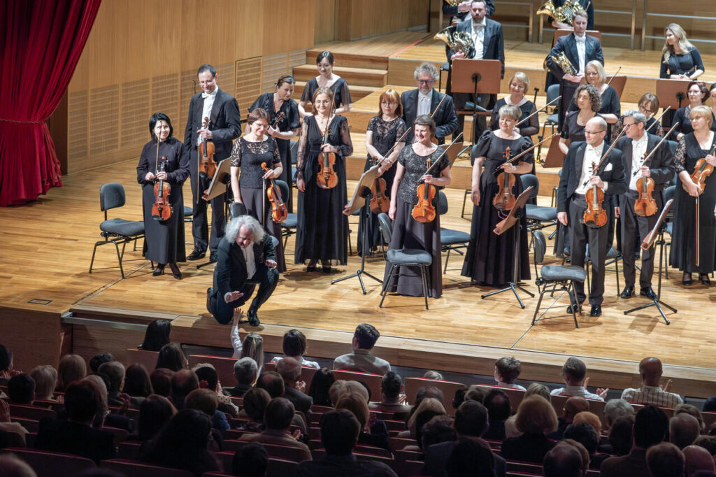 Orkiestra Symfoniczna Filharmonii Podkarpackiej pod batutą Marka Pijarowskiego, w czasie koncertu symfonicznego