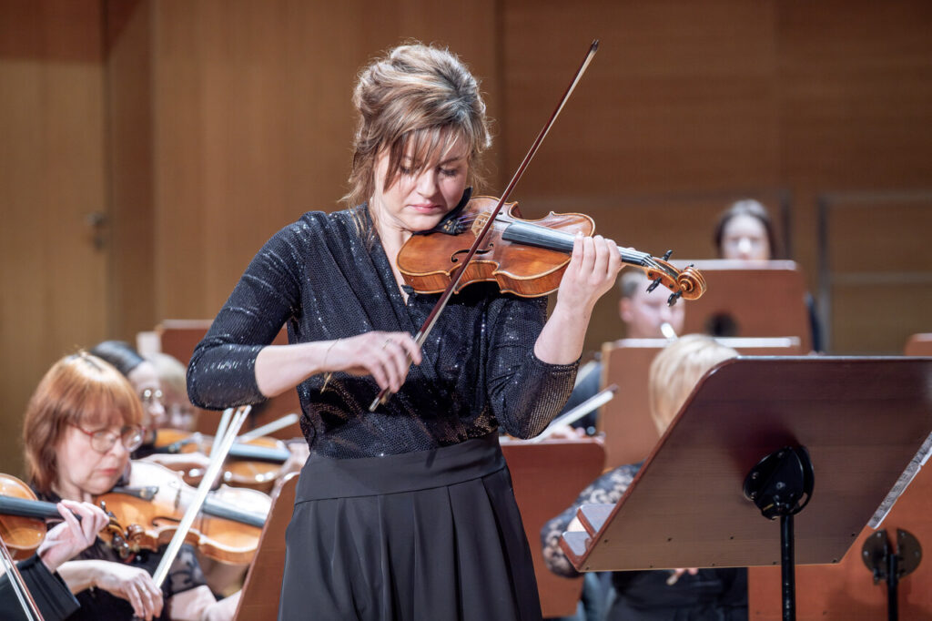Anna Gutowska (skrzypce) i Orkiestra Symfoniczna Filharmonii Podkarpackiej pod batutą Marka Pijarowskiego, w czasie koncertu symfonicznego
