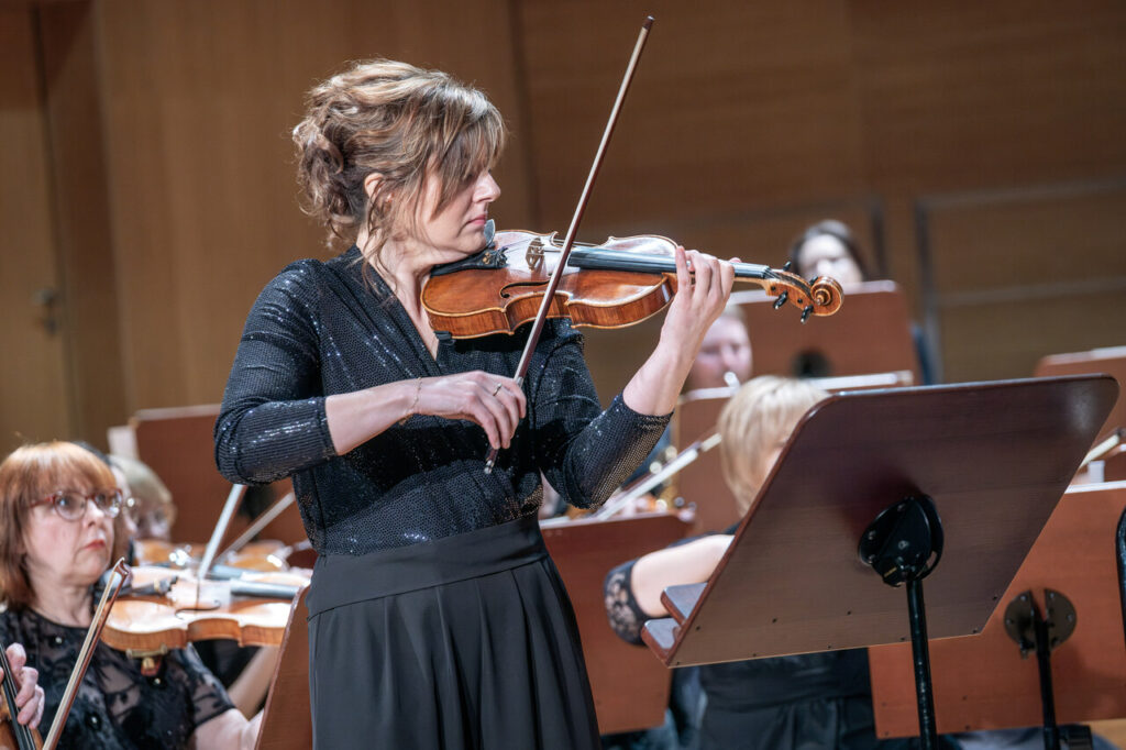 Anna Gutowska (skrzypce) i Orkiestra Symfoniczna Filharmonii Podkarpackiej pod batutą Marka Pijarowskiego, w czasie koncertu symfonicznego
