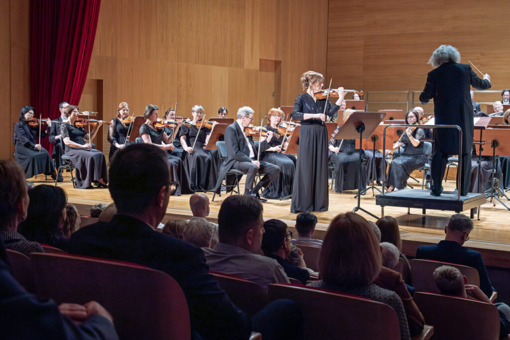 Anna Gutowska (skrzypce) i Orkiestra Symfoniczna Filharmonii Podkarpackiej pod batutą Marka Pijarowskiego, w czasie koncertu symfonicznego