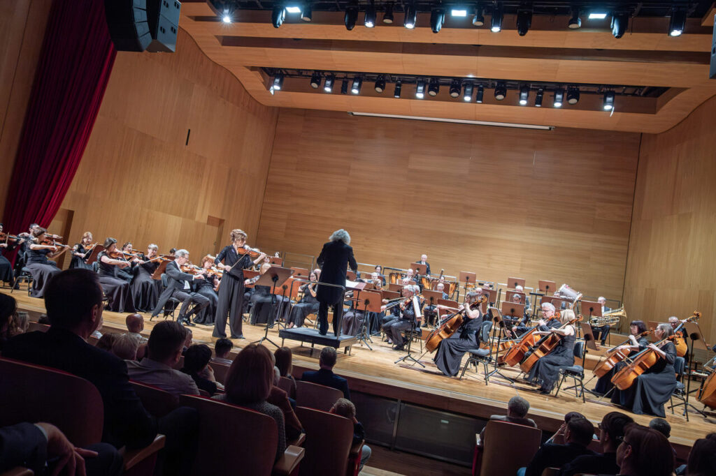 Anna Gutowska (skrzypce) i Orkiestra Symfoniczna Filharmonii Podkarpackiej pod batutą Marka Pijarowskiego, w czasie koncertu symfonicznego