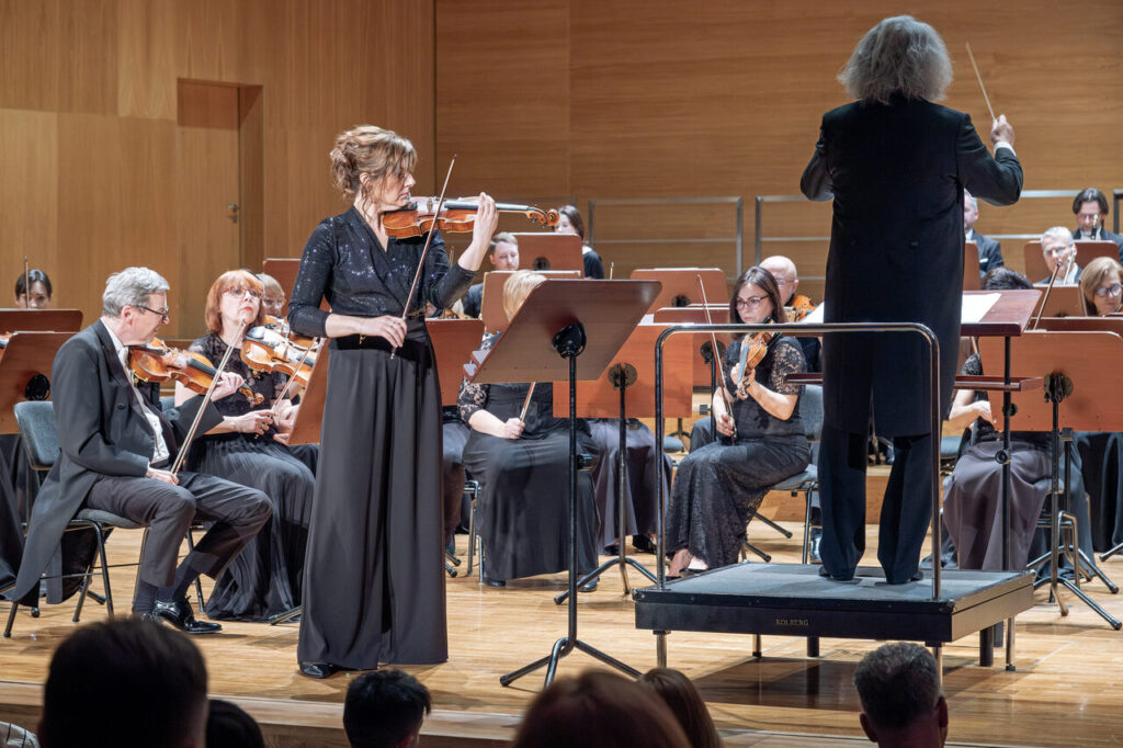 Anna Gutowska (skrzypce) i Orkiestra Symfoniczna Filharmonii Podkarpackiej pod batutą Marka Pijarowskiego, w czasie koncertu symfonicznego