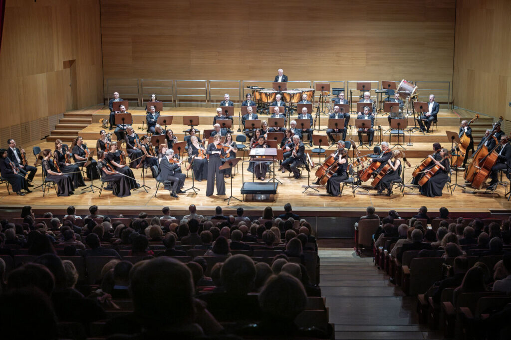 Anna Gutowska (skrzypce) i Orkiestra Symfoniczna Filharmonii Podkarpackiej pod batutą Marka Pijarowskiego, w czasie koncertu symfonicznego