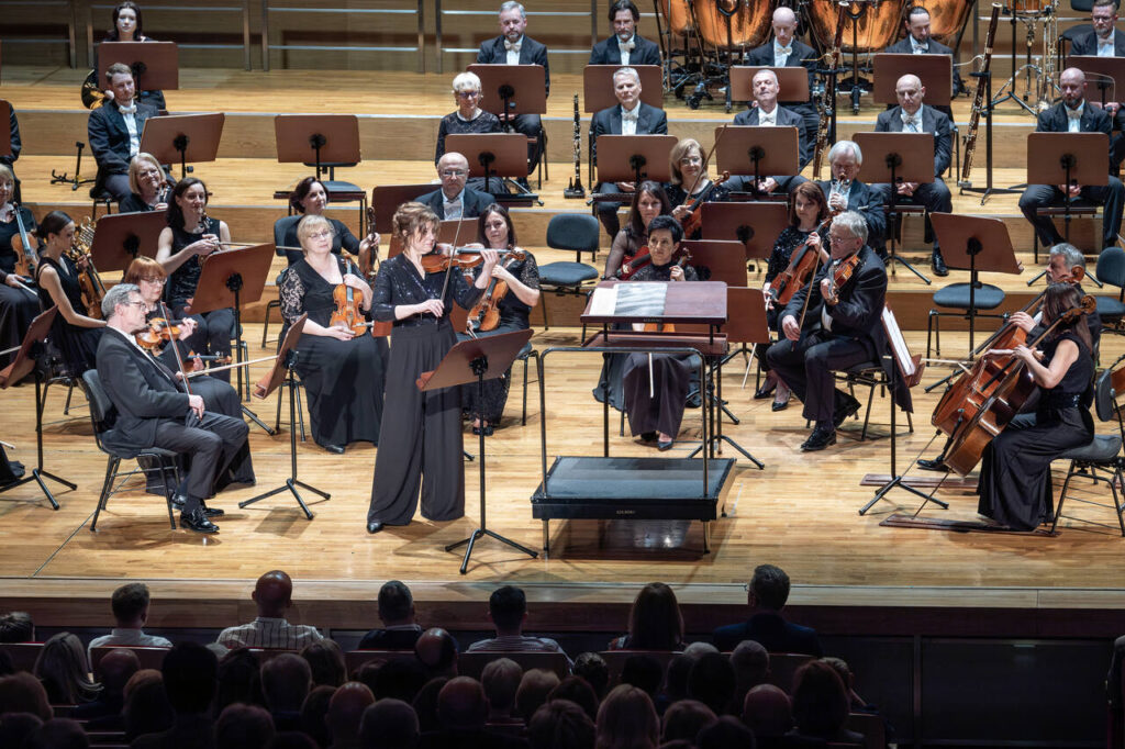Anna Gutowska (skrzypce) i Orkiestra Symfoniczna Filharmonii Podkarpackiej pod batutą Marka Pijarowskiego, w czasie koncertu symfonicznego