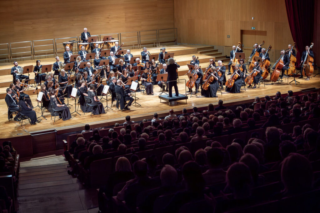 Orkiestra Symfoniczna Filharmonii Podkarpackiej pod batutą Marka Pijarowskiego, w czasie koncertu symfonicznego