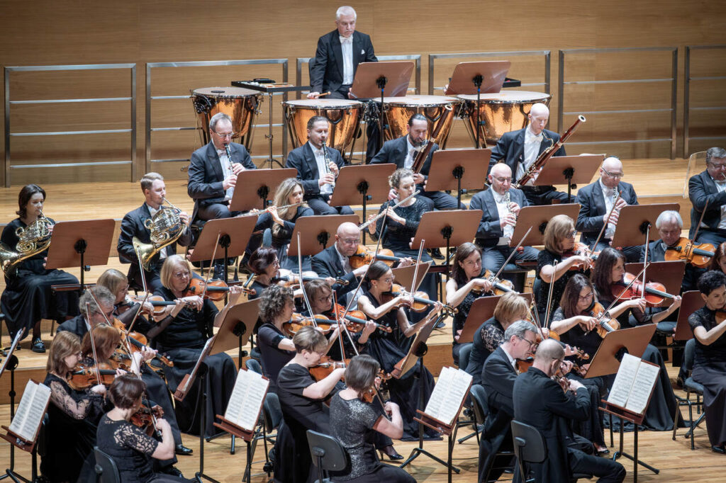 Orkiestra Symfoniczna Filharmonii Podkarpackiej pod batutą Marka Pijarowskiego, w czasie koncertu symfonicznego