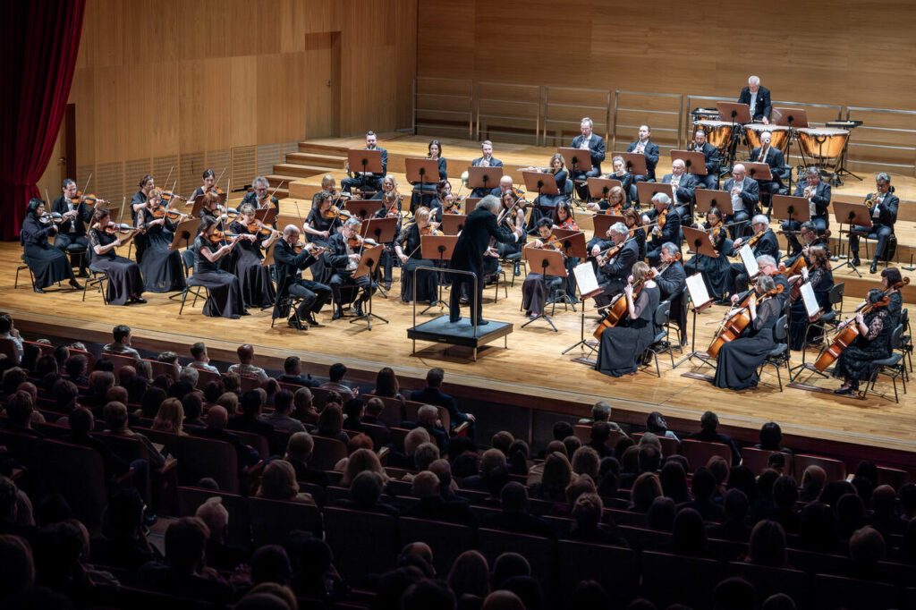 Orkiestra Symfoniczna Filharmonii Podkarpackiej pod batutą Marka Pijarowskiego, w czasie koncertu symfonicznego
