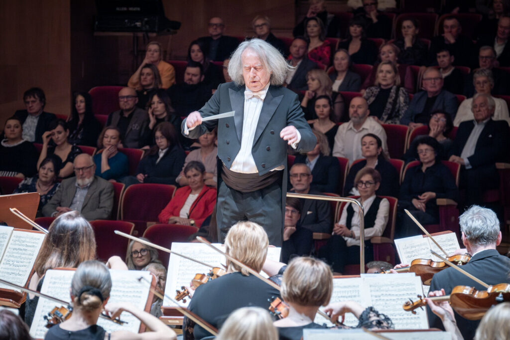 Orkiestra Symfoniczna Filharmonii Podkarpackiej pod batutą Marka Pijarowskiego, w czasie koncertu symfonicznego