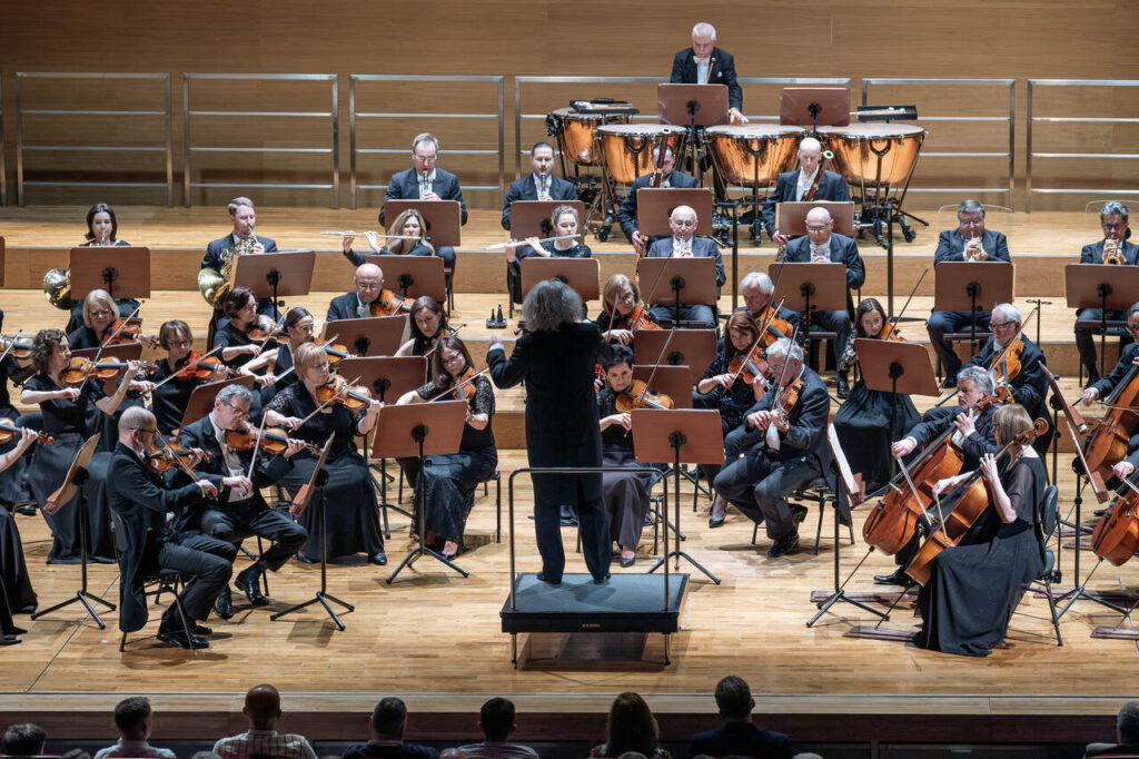 Orkiestra Symfoniczna Filharmonii Podkarpackiej pod batutą Marka Pijarowskiego, w czasie koncertu symfonicznego