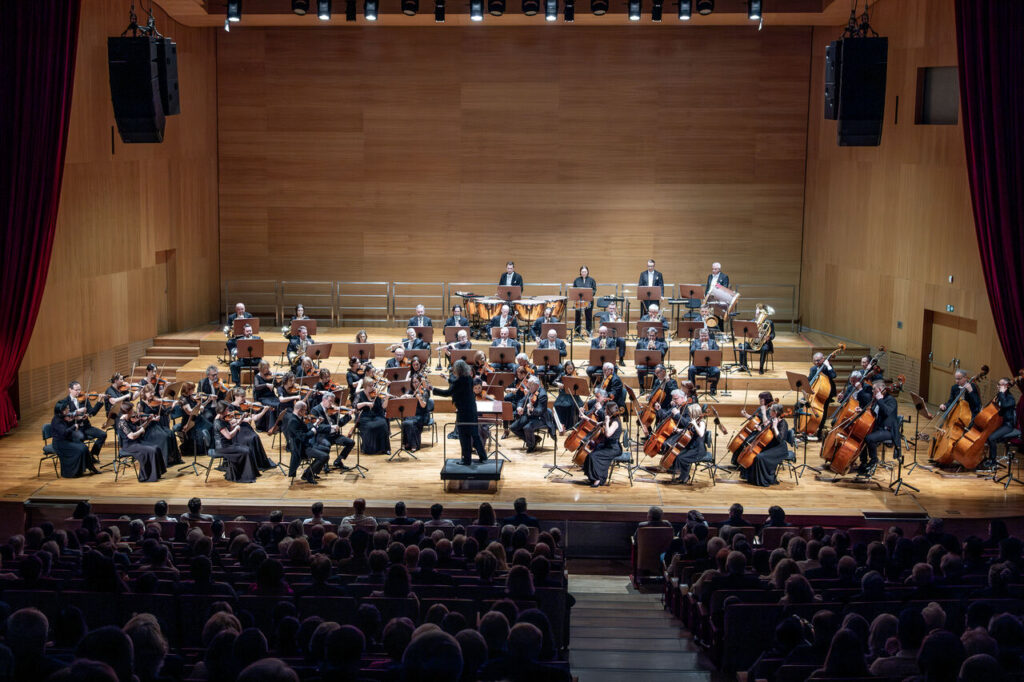 Orkiestra Symfoniczna Filharmonii Podkarpackiej pod batutą Marka Pijarowskiego, w czasie koncertu symfonicznego