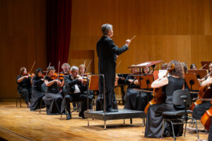 Orkiestra Symfoniczna Filharmonii Podkarpackiej pod batutą Bogdana Olędzkiego