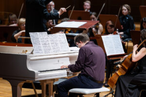 Marian Michalski (fortepian) w czasie koncertu symfonicznego