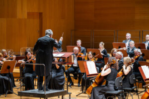 Orkiestra Symfoniczna Filharmonii Podkarpackiej pod batutą Bogdana Olędzkiego