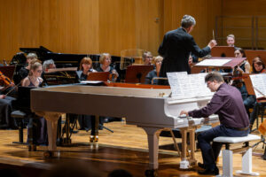 Małgorzata Michalska - Kruczek i Marian Kruczek (fortepian) oraz Orkiestra Symfoniczna Filharmonii Podkarpackiej pod batutą Bogdana Olędzkiego, w czasie koncertu symfonicznego