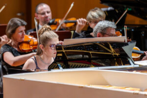 Małgorzata Michalska - Kruczek i (fortepian) oraz Orkiestra Symfoniczna Filharmonii Podkarpackiej pod batutą Bogdana Olędzkiego, w czasie koncertu symfonicznego