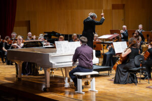 Małgorzata Michalska - Kruczek i Marian Kruczek (fortepian) oraz Orkiestra Symfoniczna Filharmonii Podkarpackiej pod batutą Bogdana Olędzkiego, w czasie koncertu symfonicznego