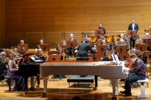 Małgorzata Michalska - Kruczek i Marian Kruczek (fortepian) oraz Orkiestra Symfoniczna Filharmonii Podkarpackiej pod batutą Bogdana Olędzkiego, w czasie koncertu symfonicznego