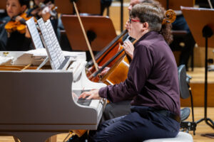 Marian Kruczek (fortepian) oraz Orkiestra Symfoniczna Filharmonii Podkarpackiej pod batutą Bogdana Olędzkiego, w czasie koncertu symfonicznego