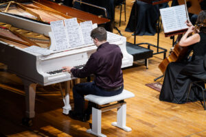 Marian Kruczek (fortepian) oraz Orkiestra Symfoniczna Filharmonii Podkarpackiej pod batutą Bogdana Olędzkiego, w czasie koncertu symfonicznego
