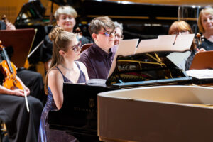 Małgorzata Michalska - Kruczek i Marian Kruczek (fortepian) oraz Orkiestra Symfoniczna Filharmonii Podkarpackiej pod batutą Bogdana Olędzkiego, w czasie koncertu symfonicznego