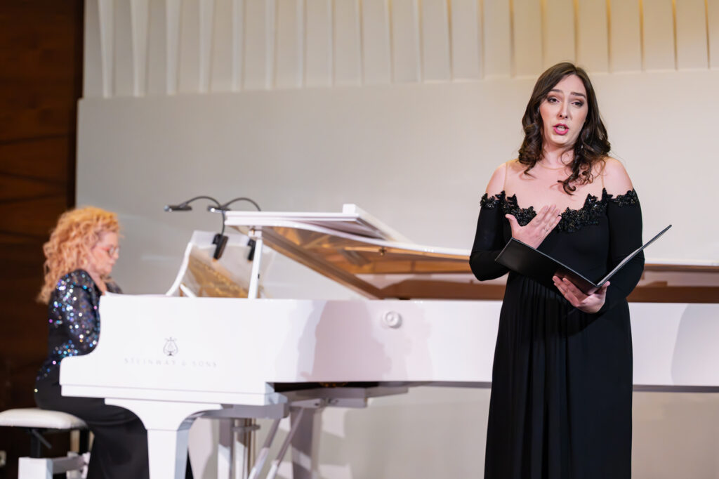 Katarzyna Szymkowiak mezzosopran) i Jolanta Munch ((fortepian)