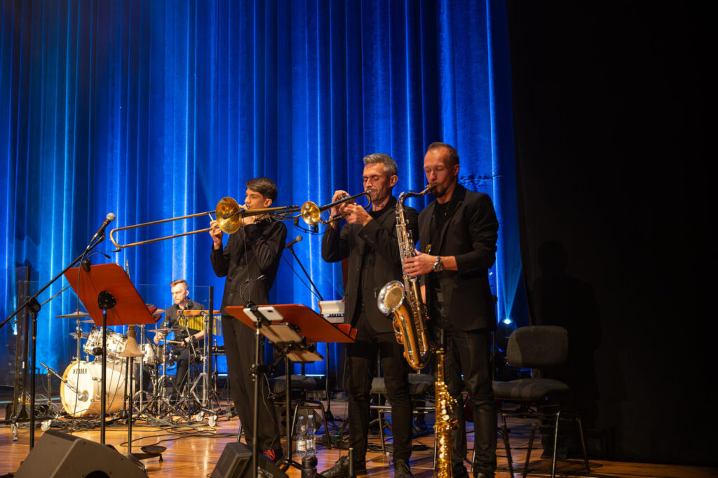 Wiesia Stefanik z zespołem w czasie koncertu z okazji Dnia Dziecka