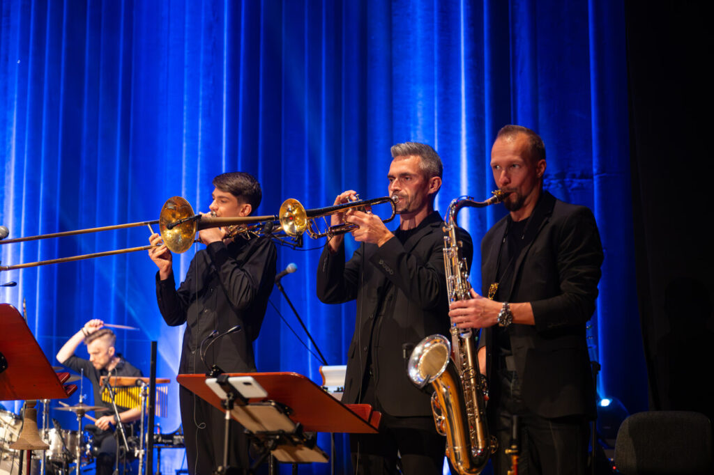 Wiesia Stefanik z zespołem w czasie koncertu z okazji Dnia Dziecka